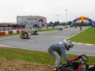 Pendant la course sur la piste de kart.jpg